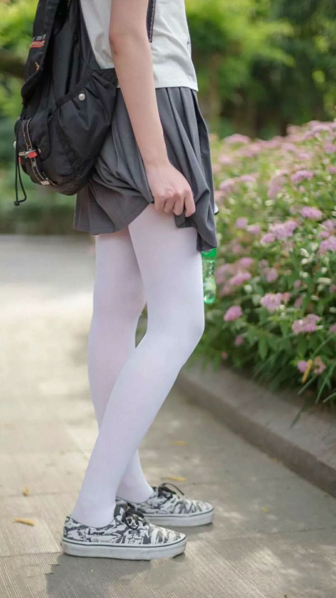 校园足球设置赛后技术讲评环节引导学生自主分析，校园足球课程教学指南