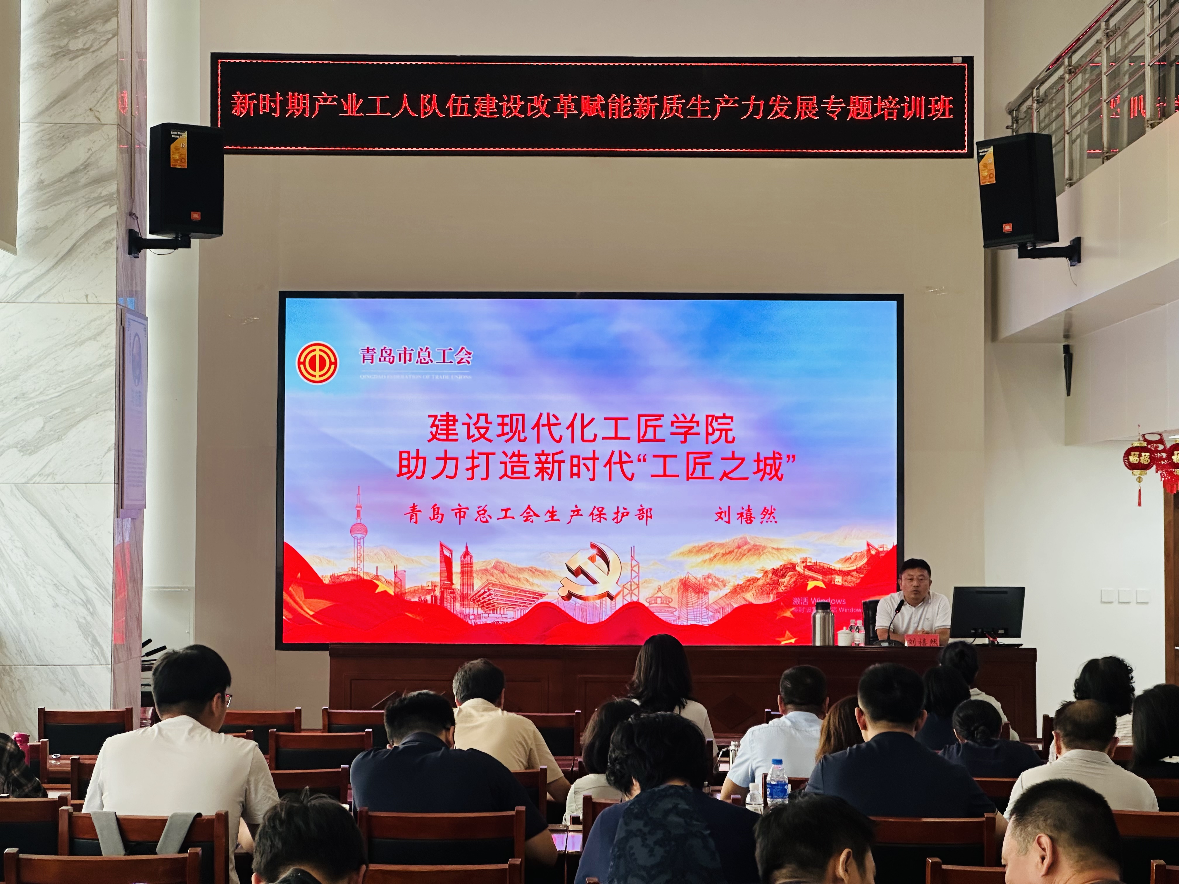 如何通过培训与交流促进队伍发展？